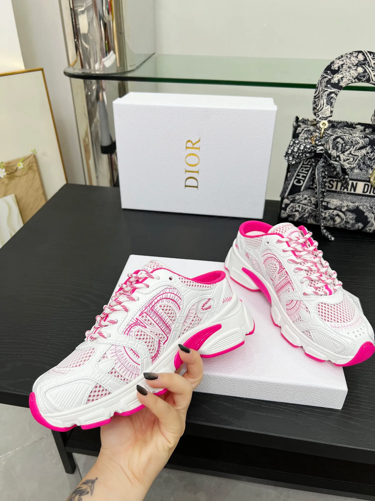 p560🐮🐮This Dior Chrono sports half slipper reinterprets running shoes with Dior's haute couture style. Gray mesh fabric is paired with tonal suede calfskin panels, the CD logo on the side, the star patch on the tongue and the Dior logo on the heel, all in classic fine detail. Featuring two-tone laces and a lightweight sole with star graphics, they can be worn year-round. Size: Women’s size 35-41 (35/42 can be customized) Men’s size 40-46 (men’s version is being printed) Color: 12 colors available